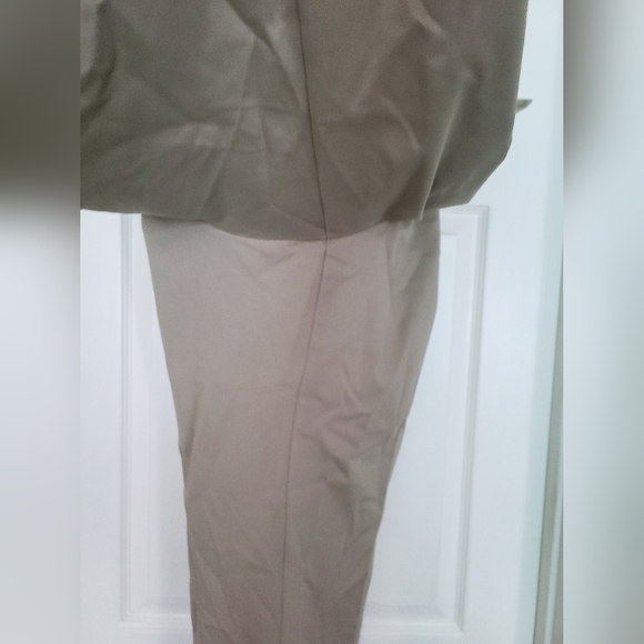 Dockers Khaki Pants Mens Size 40x30 Tan Pocket Pleated Front Relaxed Comfort Fit - Picture 9 of 9